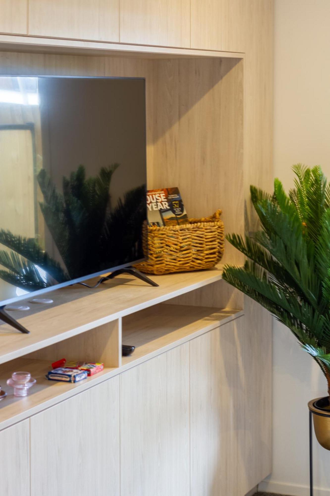 Downtown Comfort: Modern Studio With Backyard Κράισττσερτς Εξωτερικό φωτογραφία