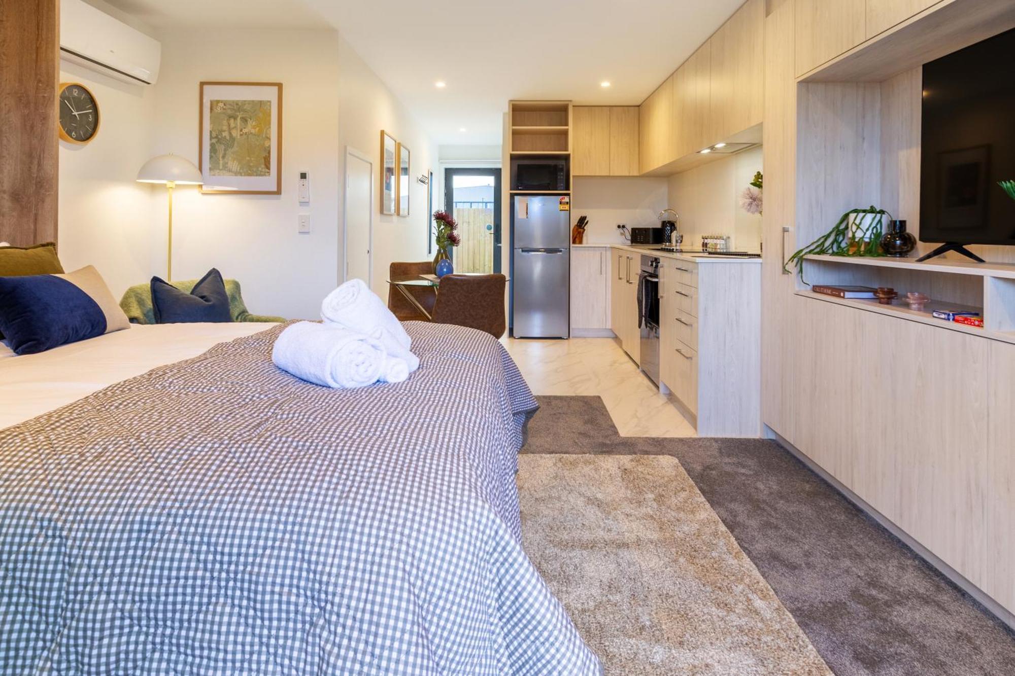 Downtown Comfort: Modern Studio With Backyard Κράισττσερτς Εξωτερικό φωτογραφία