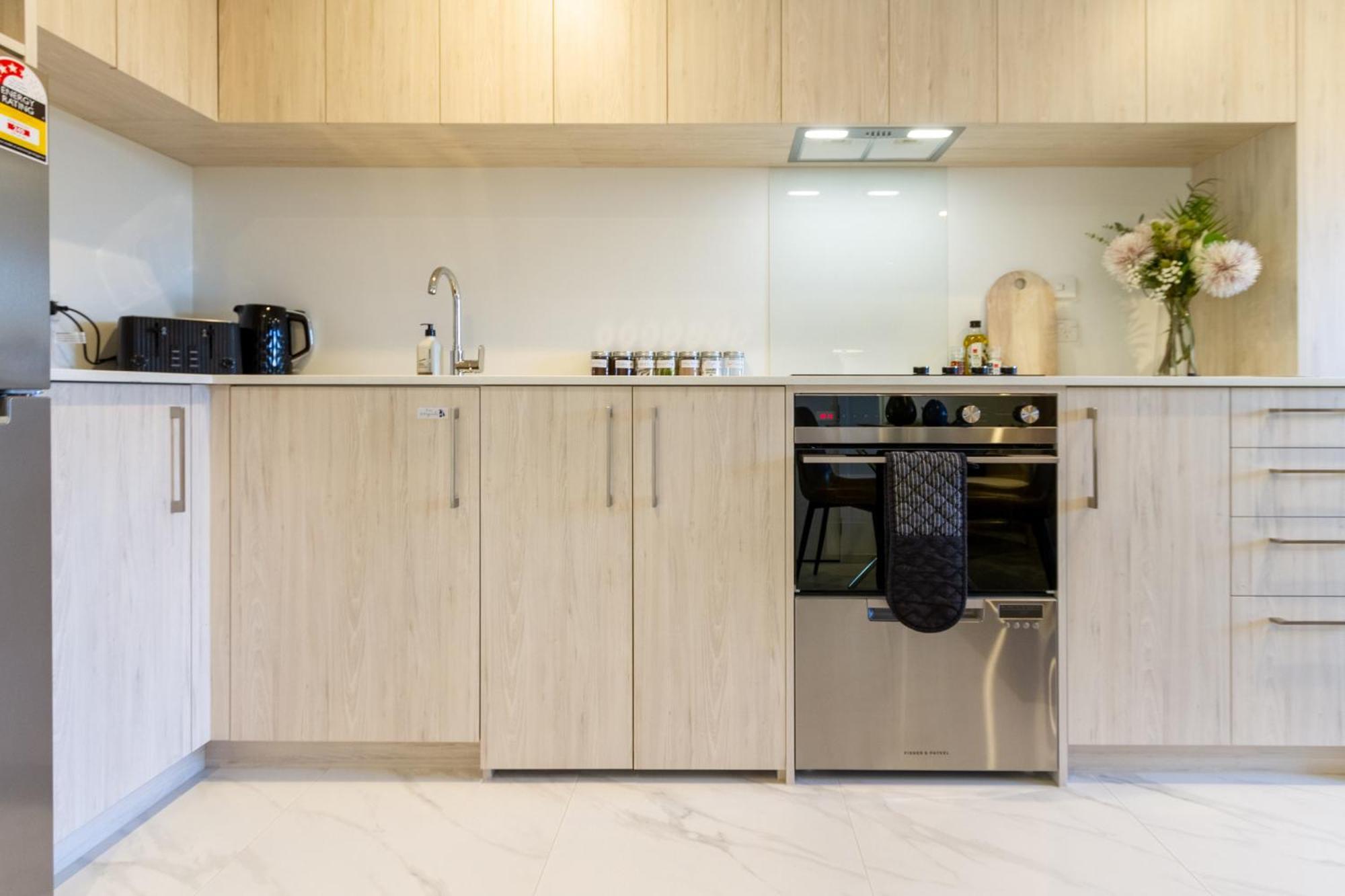 Downtown Comfort: Modern Studio With Backyard Κράισττσερτς Εξωτερικό φωτογραφία