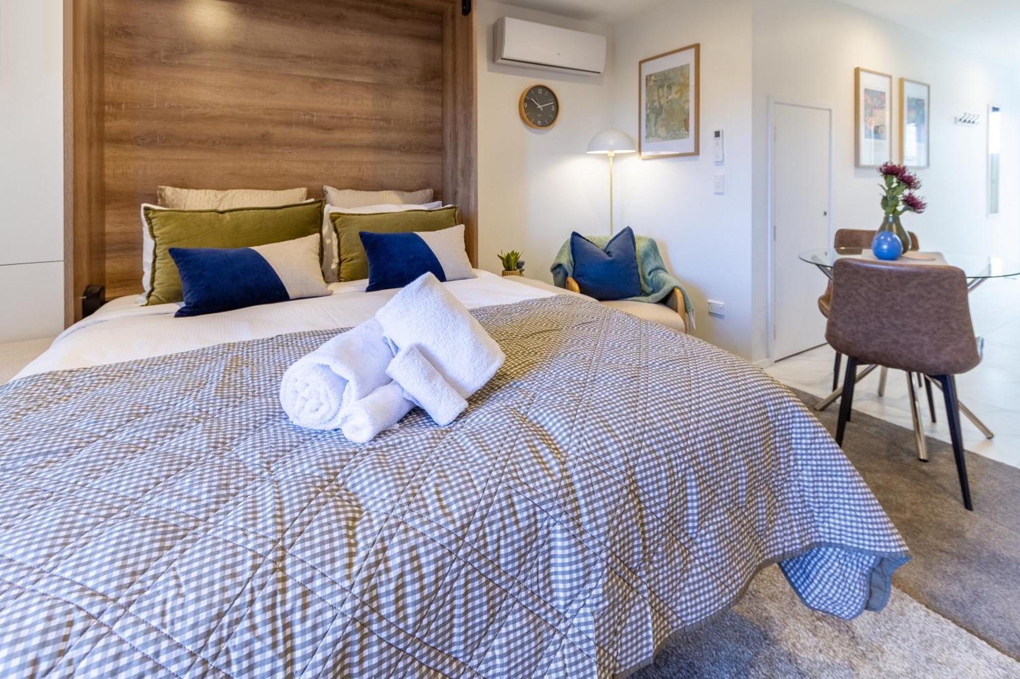 Downtown Comfort: Modern Studio With Backyard Κράισττσερτς Εξωτερικό φωτογραφία