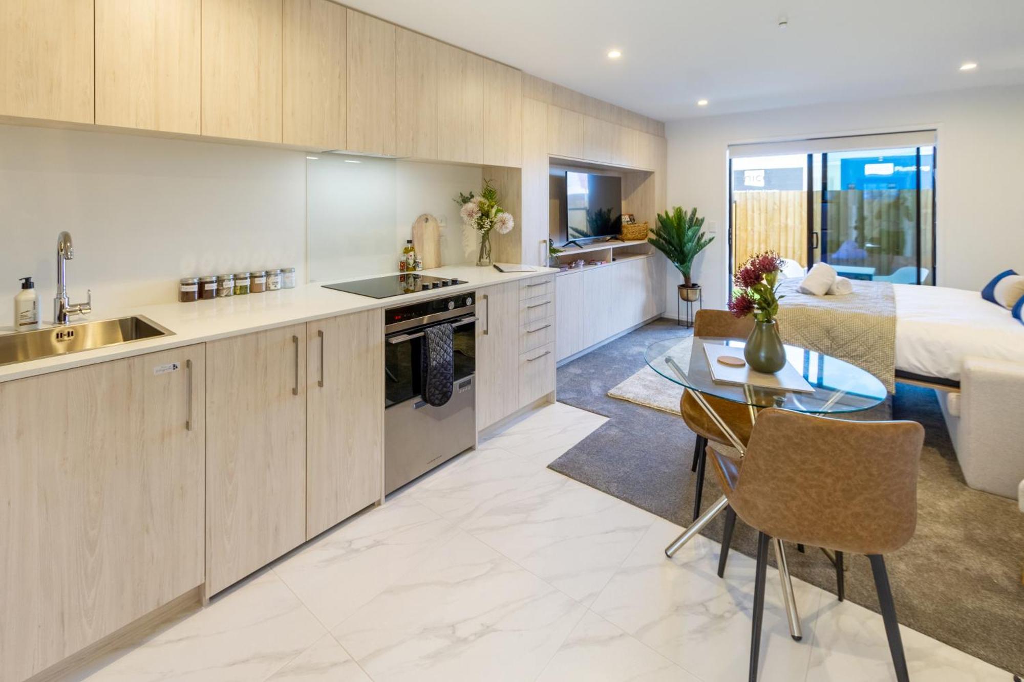 Downtown Comfort: Modern Studio With Backyard Κράισττσερτς Εξωτερικό φωτογραφία